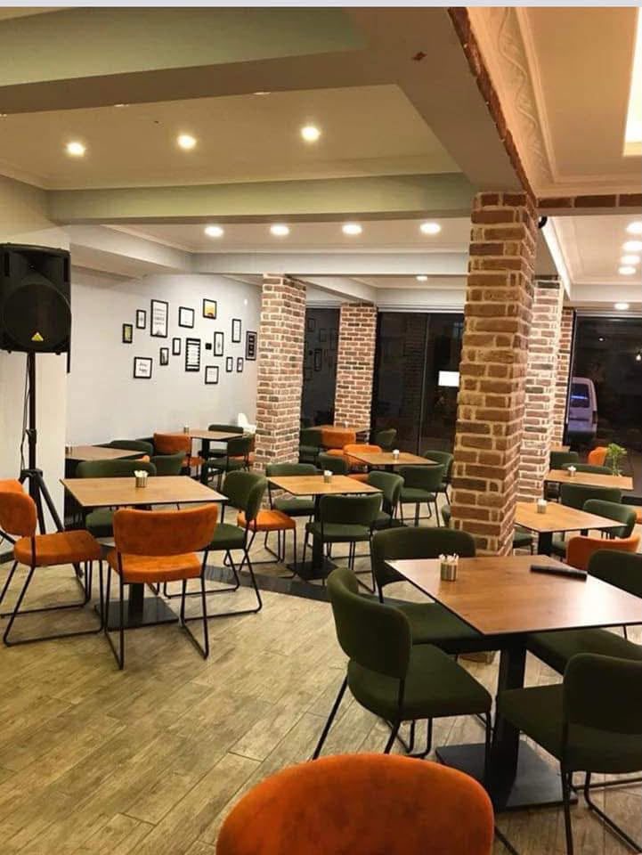 Tuğla sütunlar arasında akşam ışığında salon